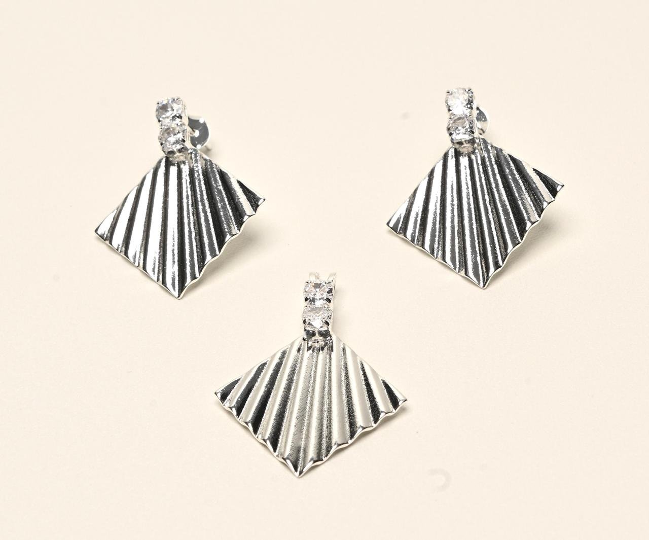 Brinco Quadrado Ondulado Zircônia - Prata 925